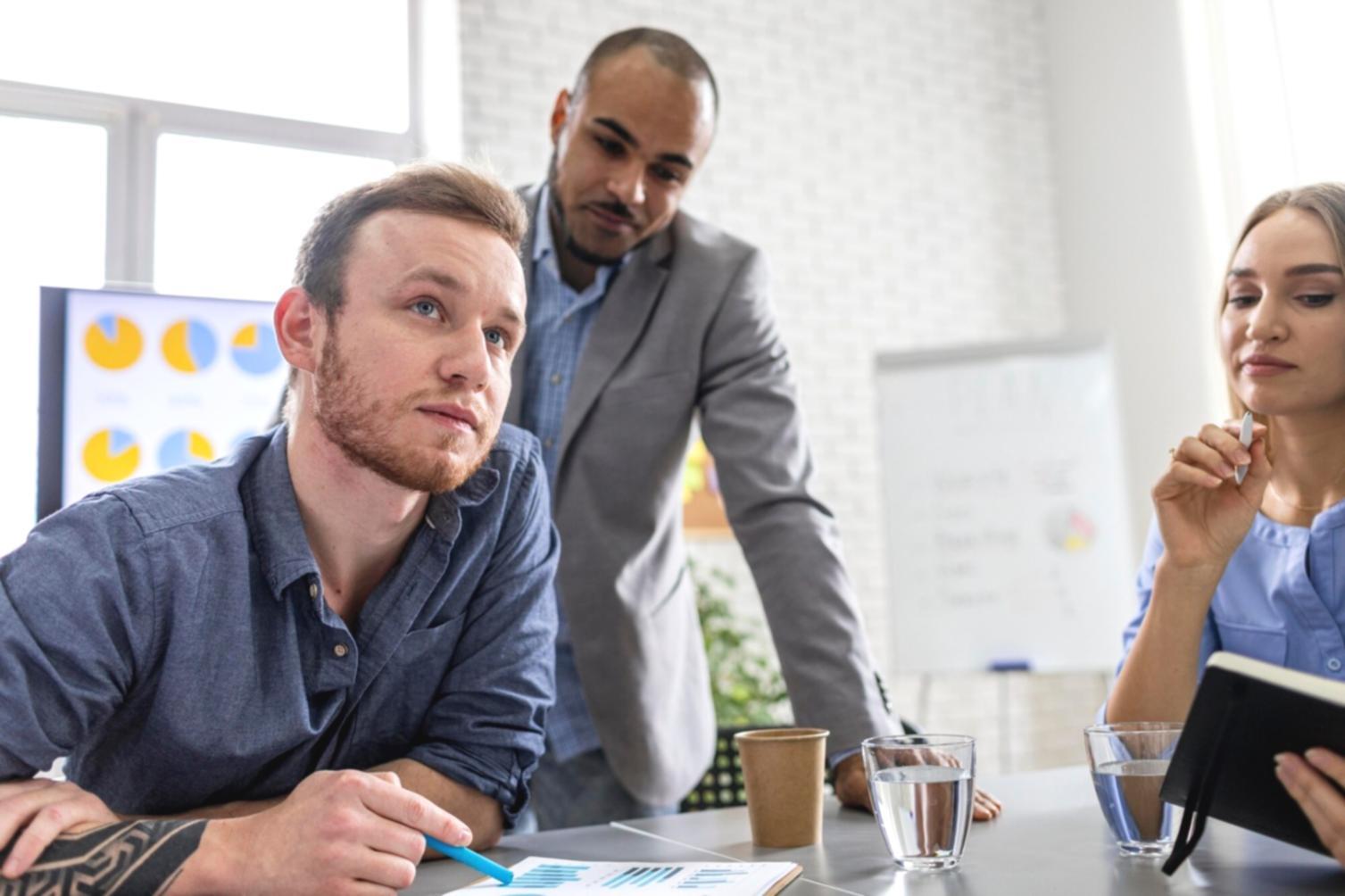 Participants travaillant ensemble sur leurs budgets personnels